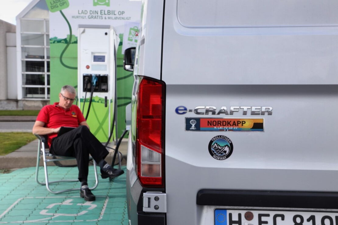Entspannt an der Ladestation warten - mit dem VW e-Crafter und dem PlugVan Wohnmodul in Norwegen unterwegs
